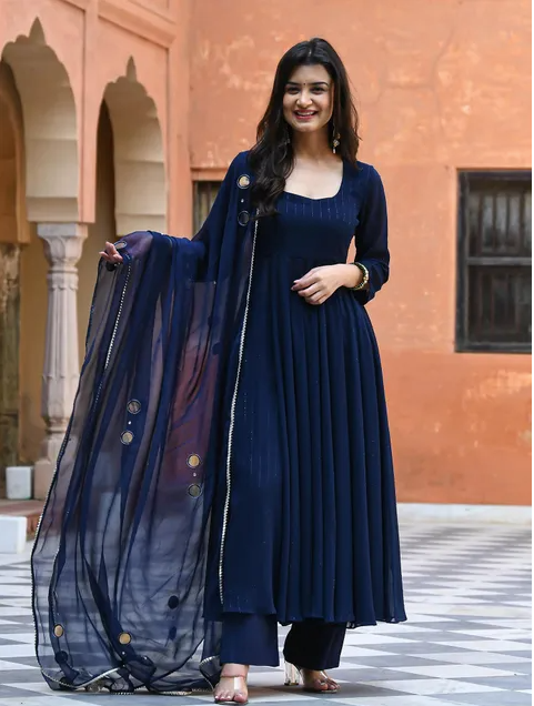 کت و شلوار سرمه‌ای پولک‌دوزی شده (ست ۳ تکه)